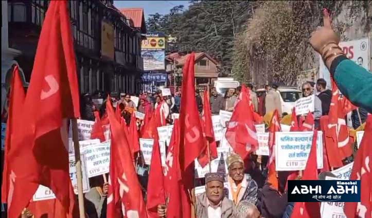 शिमला: सीटू के बैनर तले किसान-मजदूरों का राज्य सचिवालय के बाहर धरना