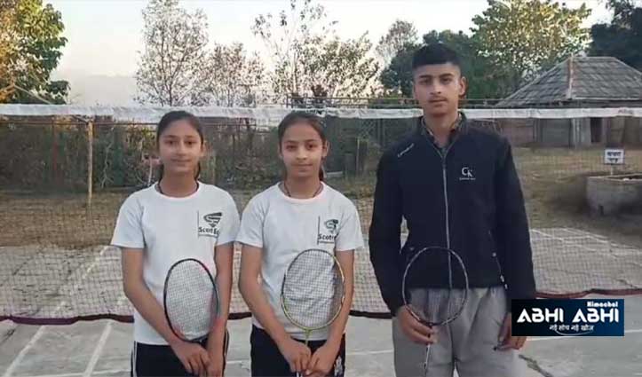 3-badminton-players-will-particiapte-for-national-championship-praticing-on-self-made-court
