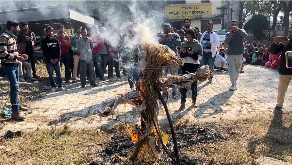 सिरमौर: गुर्जरों की गुंडई से परेशान ग्रामीणों ने फूंका प्रशासन का पुतला