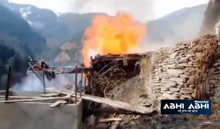 सलूणी के गांव में आग से 3 मकान जले; 15 भेड़-बकरियों, 8 मवेशियों की मौत