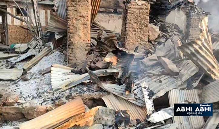 रोहड़ू के डूंगसा गांव में आग लगने से 16 कमरों का मकान खाक, 2 परिवार बेघर