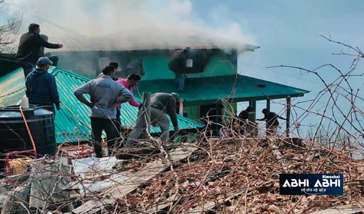 रामपुर में तीन मंजिला मकान में लगी भीषण आग, 3 लाख के नुकसान का अनुमान