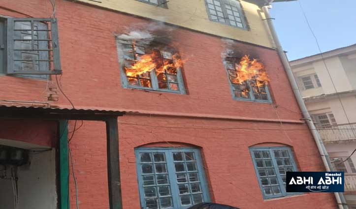 शिमला में आगः स्कैंडल प्वाइंट पर पीएनटी कॉलोनी 6 कमरे आए चपेट में, तीन परिवारों को नुकसान