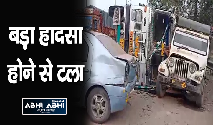 Accident: धर्मपुर में सड़क पर पलटा ईंटों से भरा ट्रक, चपेट में आए 3 वाहन