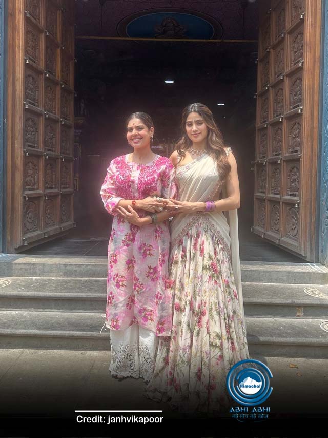 मां श्रीदेवी के फेवरेट मंदिर पहुंची जाह्नवी कपूर