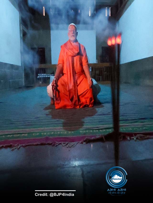 भगवा चोला, हाथ में रुद्राक्ष की माला, ध्यान में लीन पीएम मोदी