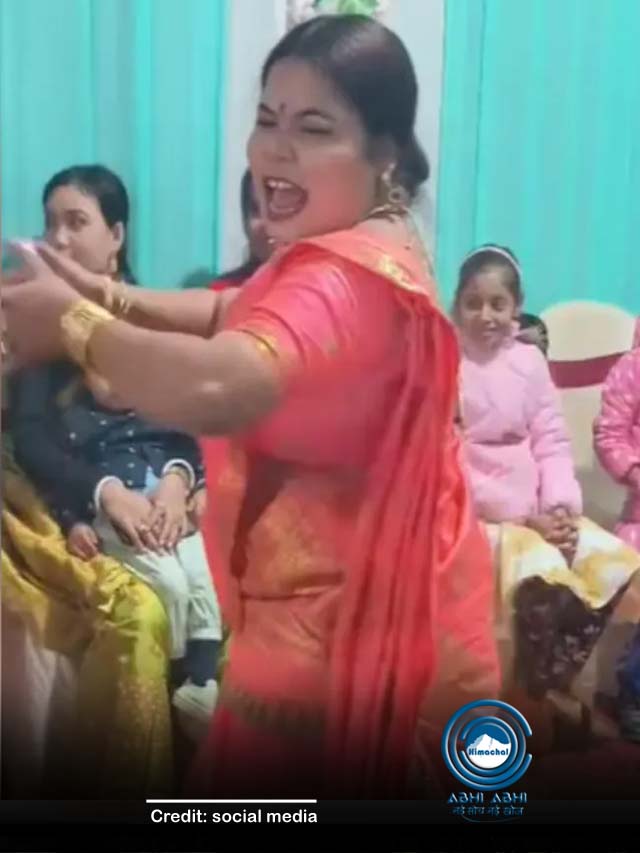 चिकनी चमेली पर आंटी ने किया इतना धांसू डांस, देख पगला गई पूरी की पूरी पब्लिक