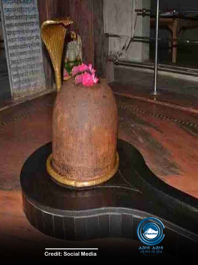 इस मंदिर का शिवलिंग दिन में तीन बार बदलता है रंग