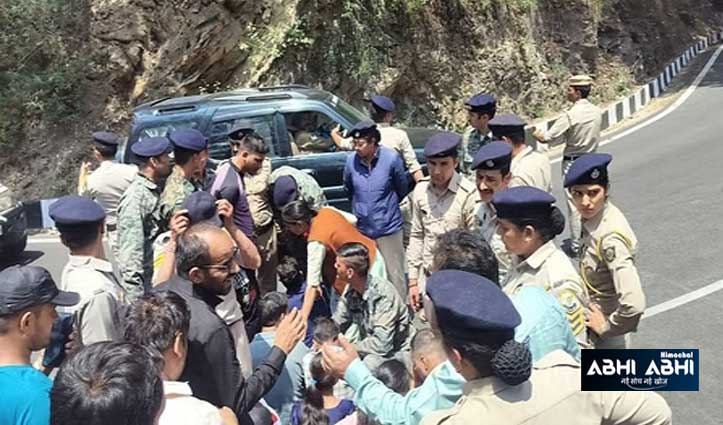 शिमला में दृष्टि बाधित संघ से पुलिस की धक्का-मुक्की, बैकलॉग भर्तियां न होने पर दे रहे धरना