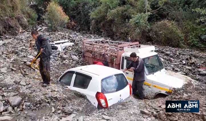 बारिश से तबाही: शिमला में गाड़ियां दबीं, जगह-जगह भूस्खलन