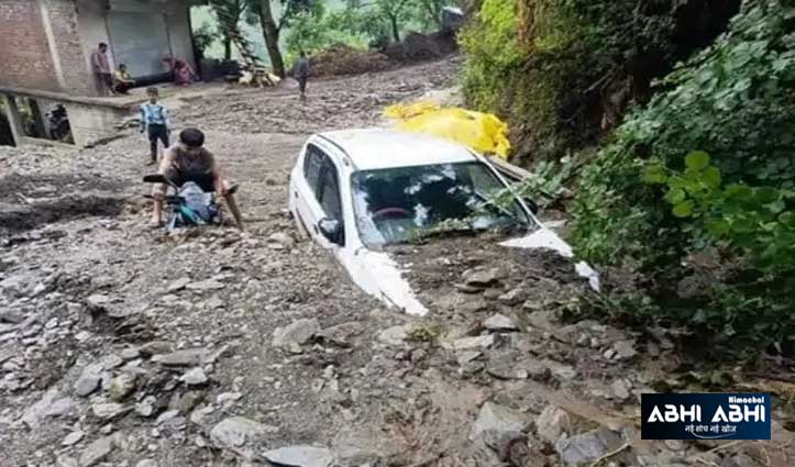 बारिश का कहरः सराज में मलबे में दबे कार और बाइक, चंडीगढ़-मनाली एनएच पर लैंड स्लाइड
