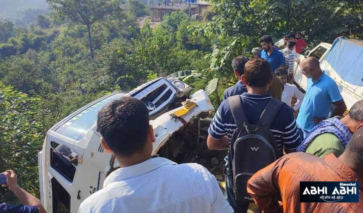 अवाहदेवी के पास स्कूली छात्रों से भरी टैंपो ट्रैवलर हादसे का शिकार