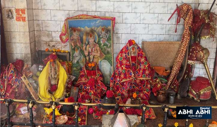 शीतला माता मंदिर में चोरी, सोने के छत्र और  मां के नेत्र ले गए शातिर