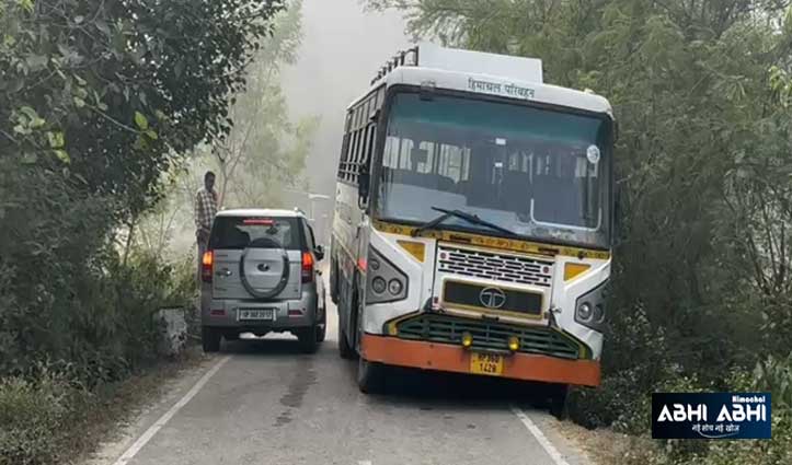 टायर धंसा-,यात्रियों की सांसें अटकी, खाई में लुढ़कने से बाल-बाल बची एचआरटीसी बस