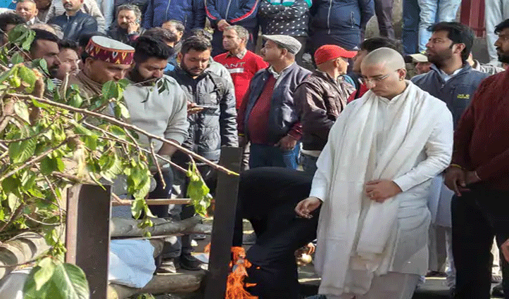 पंचतत्व में विलीन हुए पूर्व सांसद किशन कपूर, पैतृक गांव में राजकीय सम्मान के साथ हुआ अंतिम संस्कार