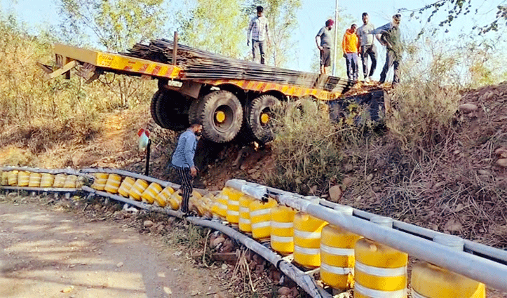 ढलियारा के ‘खूनी मोड़’ पर सरिया से लदा ट्राला क्रैश बैरियर तोड़ खाई में गिरा