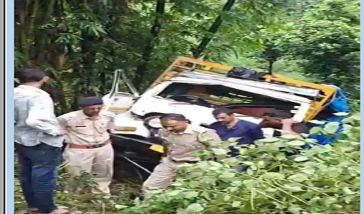 Himachal में श्रद्धालुओं से भरी पिकअप खाई में गिरी, 4 की मौ#त 21 जख्मी