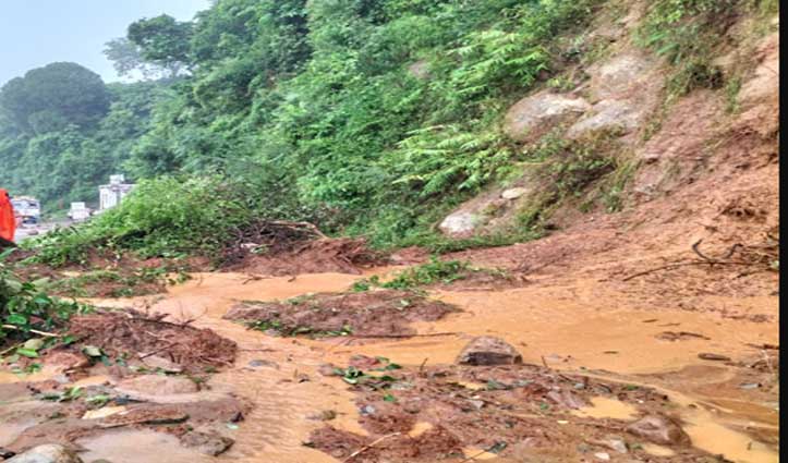Himachal में बड़ा हादसा,Landslide की चपेट में आए भाई-बहन समेत चार की मौ#त,दो महिलाएं जख्मी