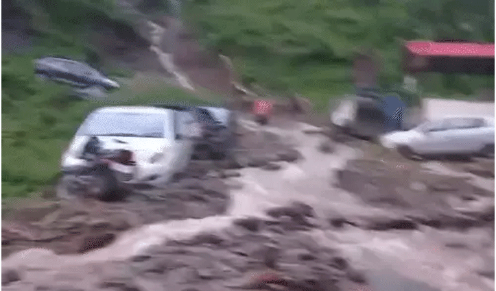 बिलासपुर में फटा बादल, मलबे में दबे कई वाहन, चारों तरफ तबाही का मंजर