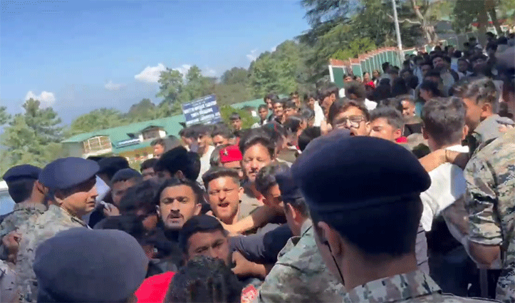 एचपीयू में बवालः SFI ने किया MLA हरीश जनारथा का घेराव, धक्का-मुक्की में छात्र घायल