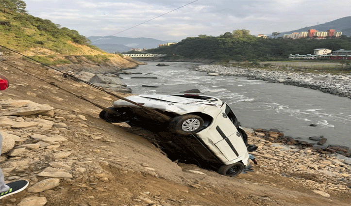 रावी नदी में गिरी कार: इंटर्न डॉक्टर की मौत, महिला इंटर्न लापता- दो घायल