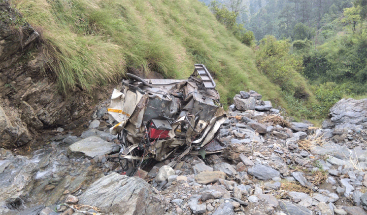आधी रात को घर जा रहे थे दो युवक, रास्ते में खाई में गिरी गाड़ी मौके पर निकले प्रा#ण