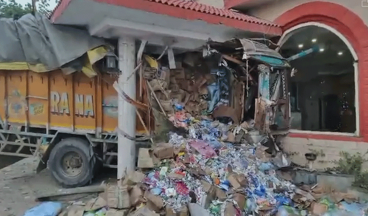 शिक्षा बोर्ड के चेयरमैन Dr Rajesh Sharma की Dehra स्थित श्री बालाजी हवेली में बड़ा हादसा-बेकाबू ट्रक अंदर घुसा