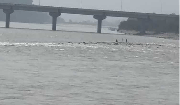 यमुना में डूब रहे युवक को बचाने उतरे दो भाई, तीनों अभी तक लापता, तलाश जारी