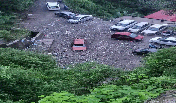 शिमला में बारिश का कहर: लैंडस्लाइड व पेड़ गिरने से 20 गाड़ियां दबी, पंथाघाटी में डंगा गिरने से भवन को खतरा
