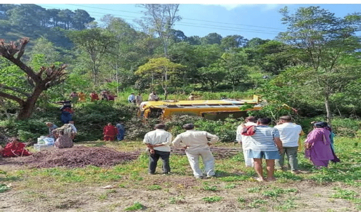 सोलन में हादसा: बारातियों से भरी बस खाई में पलटी, मौके पर मची चीख पुकार