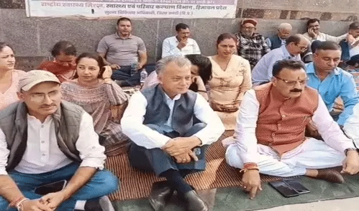 सीएम के पहुंचने से पहले बवाल-धरने पर बैठे बीजेपी विधायक, अटल मेडिकल यूनिवर्सिटी शिफ्ट करने का विरोध