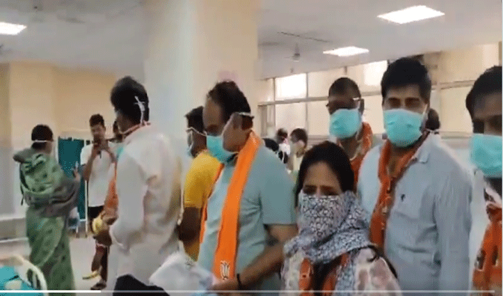 कैंसर मरीज को भी नहीं बख्शा, कर दिया गलत काम-Video देख भड़के लोग लानत दे रहे