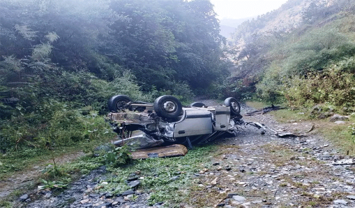 कुल्लू के सैंज में दर्दनाक हादसा- घर लौट रहे दो युवकों की कार खाई में गिरी , मौके पर मौ#त