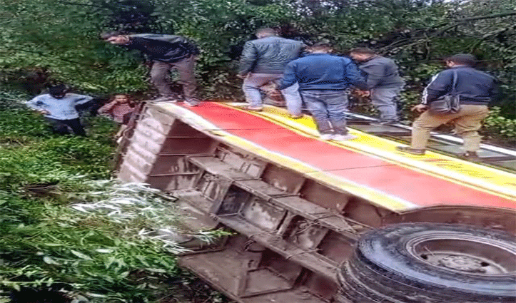 ओवरटेक करते समय हादसे का शिकार हुई निजी बस, मच गई चीख-पुकार-17 थे सवार