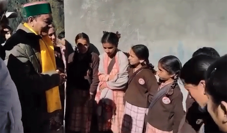 पांगी के स्कूल में ताला-बाहर खड़े रहे मंत्री नेगी और बच्चे ,ताला तुड़वाया और एसडीएम से मांगी रिपोर्ट