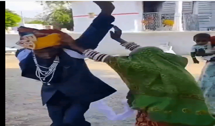 दूल्हे को देख दुल्हन भी अपने को ना रोक पाई,मेहमानों के सामने ही कूद-कूदकर हो गई शुरू