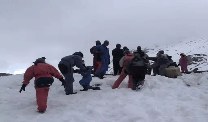 हिमाचल में बर्फबारी से बंद रोहतांग दर्रा बहाल, कुल्लू के गड़सा में गिरे जमकर ओले