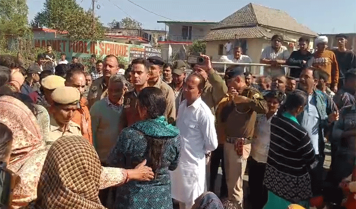 हमीरपुर में सासन के ग्रामीणों ने जाम किया एनएच, सड़क पर रखी महिला की डेड बॉडी ,आरोपी के नाबालिग होने के सबूत मांग रहे