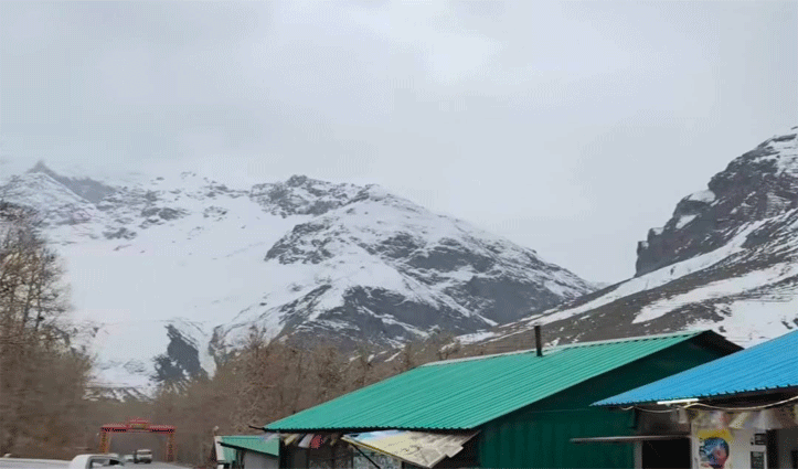 हिमाचल में मौसम ने दिखाए तेवर- पहाड़ों ने ओढ़ी बर्फ की चादर,तापमान में गिरावट से ठंड बढ़ी