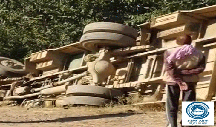 मंडी में सड़क हादसाः मोड़ पर अनियंत्रित होकर पलटी निजी बस, मची चीख पुकार