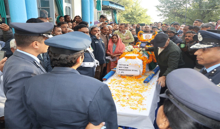 पंचतत्व में विलीन हुए विंग कमांडर नामांश स्याल, नम आंखों से दी अंतिम विदाई