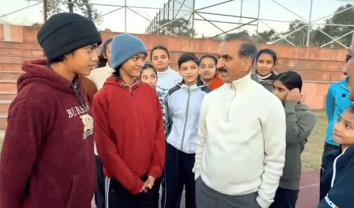 सुबह की सैर पर CM Sukhu हुए बच्चों से रू-ब-रू, साई ग्राउंड में खेला बैडमिंटन-Video