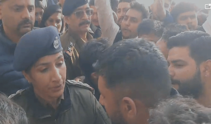 युवा कांग्रेस का राजभवन के बाहर प्रदर्शन, पुलिस कर्मियों के साथ धक्का मुक्की भी हुई, पुतला फूंका