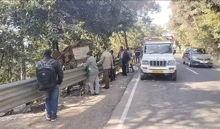 चाय पीने के लिए खड़े थे दो युवक, तेज रफ्तार ट्रक ने ली एक की जा#न दूसरा गंभीर