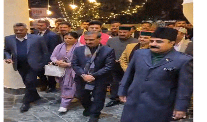 Dr Rajesh Sharma के घर रात्रि भोज पर पहुंचे CM Sukhu, जमकर लगे ठहाके