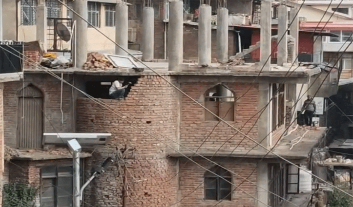 HC के आदेशों के बाद संजौली मस्जिद के तीसरे फ्लोर को तोड़ने का काम शुरू