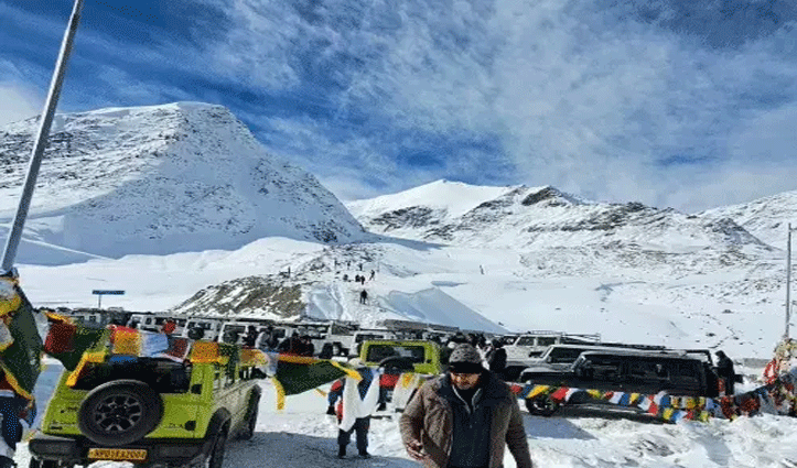 हिमाचल के शिंकुला दर्रा में बर्फबारी, कल से बिगड़ेंगे मौसम के मिजाज