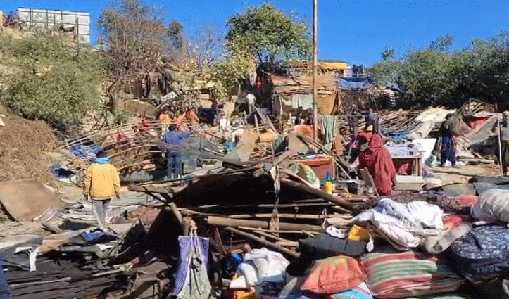 सोलन में अतिक्रमण पर प्रशासन सख्त, आयुर्वेदिक अस्पताल के सामने से हटाईं झुग्गी-झोपड़ियां