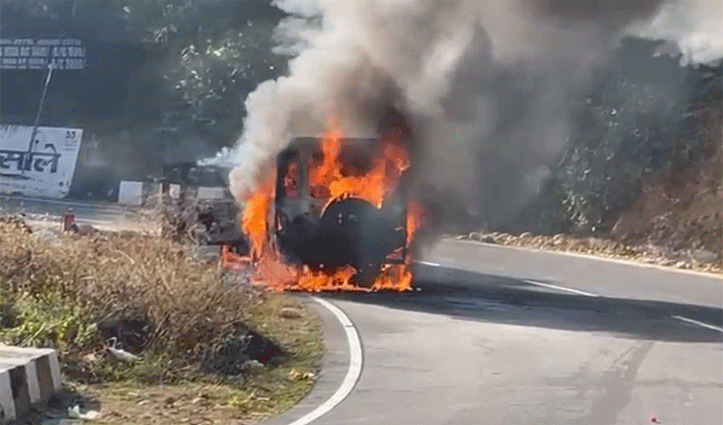 देहरा में ढलियारा के मोड़ पर टैक्सी बनी आग का गोला,श्रद्धालुओं ने कूदकर बचाई जान