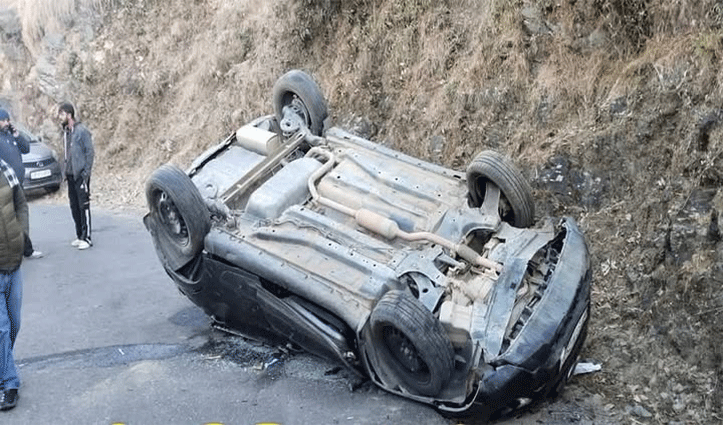 बीड़-बिलिंग में पैराग्लाइडिंग टेक ऑफ साइट के पास कार खाई में गिरी, दो युवकों की मौ#त